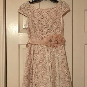 Cream size 3 semi-formal lace dress